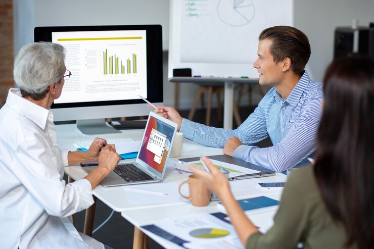 Muestra perosna revisando y analizando indicadores de empresa.
